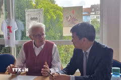 Giáo sư, Tiến sỹ Günter Giesenfeld, Chủ tịch Hội Hữu nghị Đức-Việt trao đổi với ông Lưu Xuân Đồng, Tổng Lãnh sự Việt Nam tại Frankfurt am Main. (Ảnh: Vũ Hiệp/TTXVN)