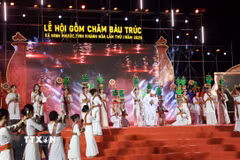 Tiết mục múa “Sắc màu thổ cẩm Mỹ Nghiệp” giới thiệu nét đẹp của một nghề thủ công truyền thống của đồng bào Chăm ở Ninh Phước. (Ảnh: Đặng Tuấn/TTXVN)