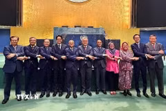 Các Đại sứ, Trưởng phái đoàn các thành viên ASEAN chụp ảnh chung sau khi Nghị quyết được thông qua. (Ảnh: Thanh Tuấn/TTXVN) 
