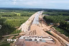 Một đoạn tuyến cao tốc Thành phố Hồ Chí Minh - Thủ Dầu Một - Chơn Thành đang được hình thành, với nền đường, cầu và các hạng mục phụ trợ được triển khai đồng thời. (Ảnh: Đậu Tất Thành/TTXVN)