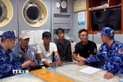Lực lượng chức năng Bộ Tư lệnh Vùng Cảnh sát biển 4 kiểm tra sức khỏe, động viên tinh thần các thuyền viên. (Ảnh: TTXVN phát) 