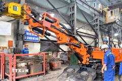 Các dây chuyền cơ giới hóa hiện đại đóng vai trò “lá chắn” an toàn vững chắc, giúp nâng cao năng suất và tạo bứt phá cho ngành Than khi mỏ ngày càng xuống sâu. (Ảnh: Thanh Vân/TTXVN) 
