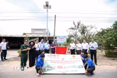 Khánh thành công trình “Chung tay thắp sáng biên giới” trên tuyến đường Tuần tra biên giới tại xã Ninh Điền, tỉnh Tây Ninh. (Ảnh: Giang Phương/TTXVN)