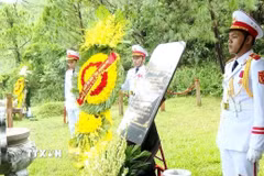 Đoàn đại biểu tỉnh Quảng Trị dâng hương, dâng hoa tưởng nhớ, tri ân Đại tướng Võ Nguyên Giáp tại Khu mộ Đại tướng ở Vũng Chùa - Đảo Yến. (Ảnh: Võ Dung/TTXVN)