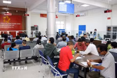 Người dân đến làm thủ tục tại Trung tâm phục vụ Hành chính công thành phố Cần Thơ. (Ảnh: Ánh Tuyết/TTXVN)