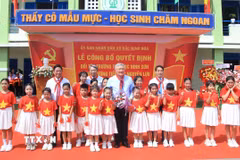 Phó Thủ tướng Thường trực Nguyễn Hòa Bình và lãnh đạo bộ, ngành, tỉnh Khánh Hòa tặng hoa cho đội văn nghệ của Trường Tiểu học Nguyễn Lựu. (Ảnh: Phan Sáu/TTXVN)
