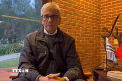Ông Juan Castillo, Tổng Bí thư Đảng Cộng sản Uruguay, Bộ trưởng Lao động và An sinh xã hội Uruguay, trả lời phỏng vấn phóng viên TTXVN tại Nam Mỹ. (Ảnh: Diệu Hương/TTXVN)