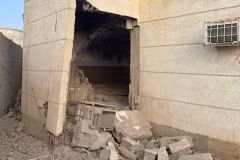 Tòa nhà ở khu vực Jazan, miền Nam Saudi Arabia bị hư hại sau khi bị vật thể bay do lực lượng Houthi phóng rơi trúng, ngày 12/9/2026. (Ảnh: THX/TTXVN phát)