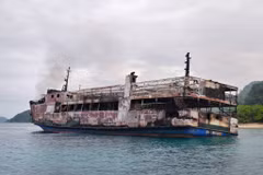 Chiếc phà cháy rụi ở ngoài khơi tỉnh Palawan, Philippines. (Ảnh: THX/TTXVN phát)