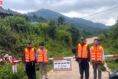 Lực lượng chức năng xã Đakrông chốt chặn tại các khu vực nước ngập sâu, không cho người dân qua lại. Ảnh: TTXVN phát