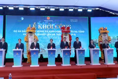 Các đại biểu thực hiện nghi thức khởi công Dự án Khu công nghiệp Liên Hà Thái - Phân khu Nam (Green iP-3). (Ảnh: Đinh Văn Nhiều/TTXVN)