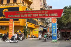 Cổng vào làng nghề bánh mứt kẹo truyền thống tại phường Xuân Đỉnh. (Ảnh: Vietnam+)