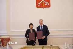Lễ ký thoả thuận hợp tác giữa TTXVN và Uỷ ban Đối ngoại St.Petersburg. (Ảnh: Tâm Hằng/TTXVN)