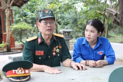 Ông Vũ Đức Ninh (72 tuổi, quê Hưng Yên) cán bộ đi B kể lại hành trình vượt Trường Sơn vào Nam chiến đấu cho tuổi trẻ thành phố Đồng Nai. (Ảnh: Lê Xuân/TTXVN)