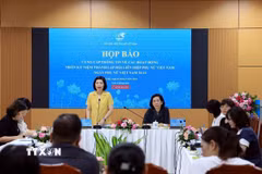 Đại diện Hội Liên hiệp Phụ nữ Việt Nam trả lời câu hỏi của các cơ quan thông tấn, báo chí tại buổi họp báo. (Ảnh: Tuấn Anh/TTXVN)
