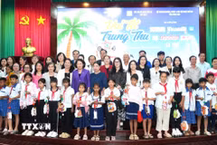 Các đại biểu và đơn vị đồng hành và các em học sinh chụp ảnh lưu niệm tại chương trình. (Ảnh: Lê Thúy Hằng/TTXVN)