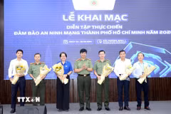 Lãnh đạo Cục An ninh mạng Bộ Công an tặng hoa cho Ban Tổ chức Chương trình. (Ảnh: Tiến Lực/TTXVN) 
