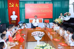 Thường trực Ban Bí thư Trần Cẩm Tú thăm, tặng quà tại Làng trẻ em SOS Hà Nội dịp Tết Trung Thu năm 2026. (Ảnh: Phương Hoa/TTXVN)
