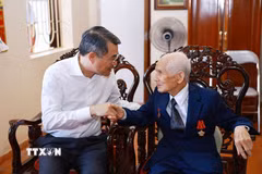 Thủ tướng thăm gia đình có công với cách mạng tại Hải Phòng