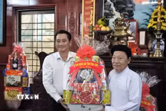 Phó Chủ tịch Ủy ban Nhân dân tỉnh Vĩnh Long Nguyễn Quỳnh Thiện thăm, tặng quà tại Hội thánh Cao đài Ban Chỉnh đạo. (Ảnh: Huỳnh Phúc Hậu/TTXVN)