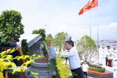 Thủ tướng Lê Minh Hưng dâng hương, dâng hoa tưởng niệm các Anh hùng liệt sỹ tại Bến tàu không số K15 (phường Đồ Sơn, thành phố Hải Phòng). (Ảnh: Dương Giang/TTXVN)