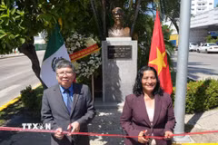 Đại sứ Việt Nam tại Mexico Nguyễn Văn Hải và Thị trưởng Acapulco Abelina López Rodríguez thực hiện nghi lễ cắt băng khánh thành công trình tôn tạo tượng Chủ tịch Hồ Chí Minh. (Ảnh: Phi Hùng/TTXVN) 