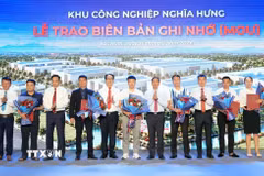 Lãnh đạo tỉnh Bắc Ninh và đại diện chủ đầu tư Khu công nghiệp Nghĩa Hưng tặng hoa chúc mừng các đơn vị tham gia ký kết biên bản ghi nhớ. (Ảnh: Đồng Thúy/TTXVN)