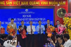Ban Quản lý Khu kinh tế và Khu công nghiệp tỉnh Khánh Hòa tổ chức công bố, trao quyết định chấp thuận chủ trương đầu tư và giấy chứng nhận đăng ký đầu tư liên quan đến 5 dự án. (Ảnh Đặng Tuấn/TTXVN)