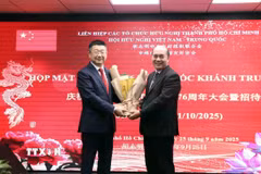 Ông Hồ Xuân Lâm (phải), Phó Chủ tịch, Tổng thư ký Liên hiệp các tổ chức hữu nghị Thành phố chúc mừng ông Đường Lập, Tổng lãnh sự Trung Quốc tại Thành phố Hồ Chí Minh tại buổi gặp mặt. (Ảnh: Xuân Khu/TTXVN) 