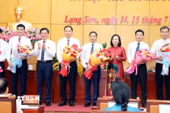 Lãnh đạo tỉnh Lạng Sơn chúc mừng ông Nguyễn Văn Trường (thứ 5, từ trái sang) được bầu giữ chức Phó Chủ tịch Hội đồng Nhân dân tỉnh Lạng Sơn. (Ảnh: Văn Đạt/TTXVN)