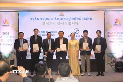 Đà Nẵng vinh danh các hãng hàng không, các đối tác đã có nhiều đóng góp trong việc quảng bá hình ảnh điểm đến, phát triển thị trường khách Hàn Quốc và tăng cường kết nối du lịch giữa hai bên. (Ảnh Khánh Vân/TTXVN tại Seoul)