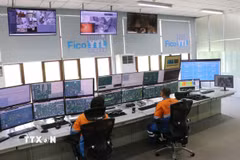 Trung tâm điều khiển hệ thống quan trắc môi trường tại Nhà máy xi măng Fico Tây Ninh, nơi tiếp nhận và xử lý dữ liệu khí thải phục vụ công tác giám sát ô nhiễm không khí. (Ảnh: Bùi Giang/TTXVN)