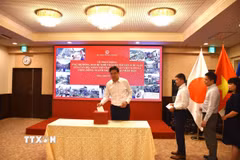 Các cán bộ Đại sứ quán cùng các đại diện cộng đồng người Việt Nam tại Nhật Bản quyên góp ủng hộ người dân bị thiệt hại do cơn bão số 10 Bualoi. (Ảnh: Nguyễn Tuyến/TTXVN)
