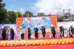 Đại sứ Việt Nam tại Lào cũng lãnh đạo tỉnh Vangvieng và lãnh đạo Công ty Trách nhiệm hữu hạn MTV xây dựng COECO Lào thực hiện nghi thức khởi công dự án. (Ảnh: Xuân Tú/TTXVN) 