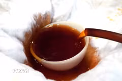 Nghề làm nước mắm Phú Quốc cũng đã được đưa vào Danh mục di sản văn hóa phi vật thể quốc gia năm 2021. (Ảnh: Văn Sĩ/TTXVN)