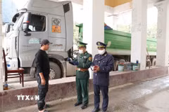 Lực lượng chức năng siết chặt công tác kiểm tra, kiểm soát người, hàng hóa tại Cửa khẩu Quốc tế Nậm Cắn. (Ảnh: Văn Tý/TTXVN)