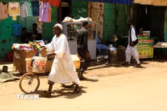Người dân tại thành phố Omdurman, Sudan. (Ảnh: THX/TTXVN)