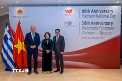 Đại sứ Phạm Thị Thu Hương và Thứ trưởng Bộ Phát triển Hy Lạp Stavros Kalafatis. (Ảnh: TTXVN phát) 