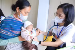 Khám sàng lọc cho trẻ em bị dị tật bẩm sinh môi, vòm miệng. (Ảnh: TTXVN phát) 