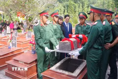 Lễ truy điệu và an táng hài cốt liệt sỹ tại Nghĩa trang xã Yên Châu, tỉnh Sơn La. (Ảnh: TTXVN phát)