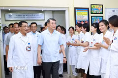 Thủ tướng Lê Minh Hưng đến thăm, tặng quà Trung thu cho bệnh nhân đang điều trị tại Bệnh viện K - cơ sở Tân Triều, phường Thanh Liệt, thành phố Hà Nội. (Ảnh: Dương Giang/TTXVN)