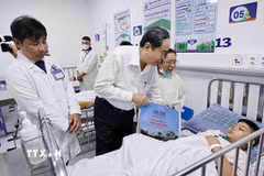 Chủ tịch Quốc hội Trần Thanh Mẫn tặng quà cho bệnh nhi tại Bệnh viện Nhi Đồng 1 Thành phố Hồ Chí Minh. (Ảnh: Doãn Tấn/TTXVN)