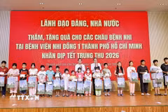 Chủ tịch Quốc hội thăm, tặng quà cho bệnh nhi tại Bệnh viện Nhi Đồng 1 Thành phố Hồ Chí Minh