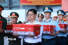 Phó Chủ tịch Ủy ban Nhân dân TP. Hồ Chí Minh Nguyễn Mạnh Cường tại lễ tiễn, bàn giao mẫu sinh phẩm để xác định thông tin về liệt sỹ của các liệt sỹ chưa xác định được danh tính tại các Nghĩa trang liệt sỹ của Thành phố. (Ảnh: Xuân Khu/TTXVN)