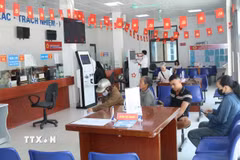 Người dân chờ làm thủ tục hành chính tại Trung tâm phục vụ hành chính công xã Lộc Bình, tỉnh Lạng Sơn. (Ảnh: Quang Duy/TTXVN)