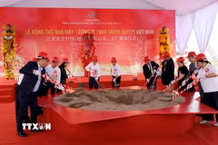 Các đại biểu thực hiện nghi thức động thổ xây dựng Nhà máy. (Ảnh: Văn Đạt/TTXVN)