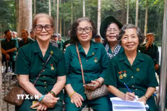 Những nụ cười và ký ức của một thời tuổi trẻ xung phong được nối lại trong ngày gặp mặt các thế hệ cựu Thanh niên Xung phong tại Tây Ninh. (Ảnh: Giang Phương/TTXVN)