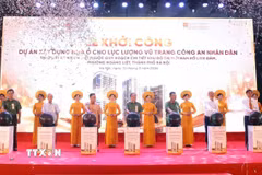 Các đại biểu thực hiện nghi thức khởi công dự án. (Ảnh: Phạm Kiên/TTXVN)