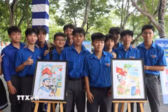 Những tác phẩm trong cuộc thi "Em yêu biển, đảo Việt Nam" được trưng bày tại Triển lãm. (Ảnh: Tường Quân/TTXVN)
