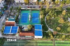 Toàn cảnh khu vực đất công viên rộng gần 2 ha của Dự án khu dân cư đường Phan Đình Phùng hiện cỏ mọc um tùm, các trang thiết bị phục vụ người dân tập thể dục lắp rất ít, hư hỏng nhiều. (Ảnh: Cao Nguyên/TTXVN).